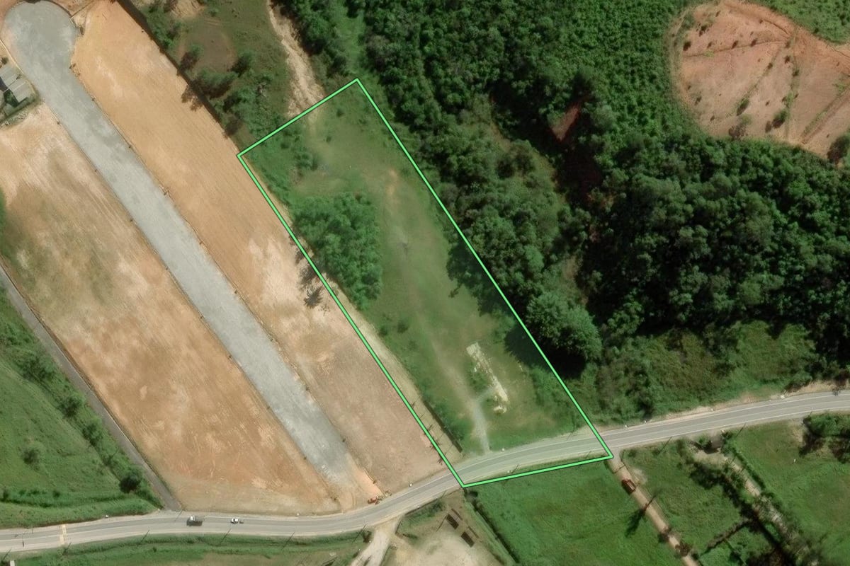 Imagem de satélite do imóvel rural em Camboriú (SC), com o contorno declarado no CAR desenhado por cima.