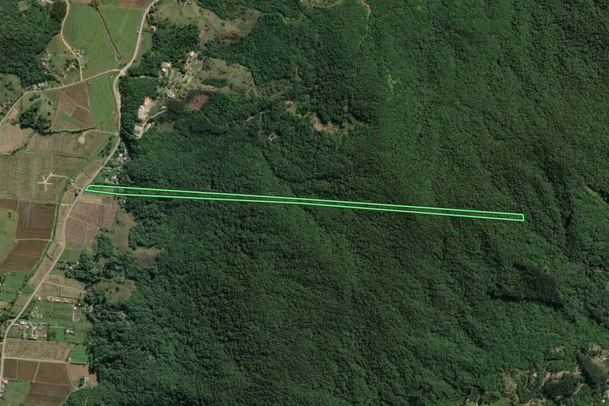 Imagem de satélite do imóvel rural em Camboriú (SC), com o contorno declarado no CAR desenhado por cima.