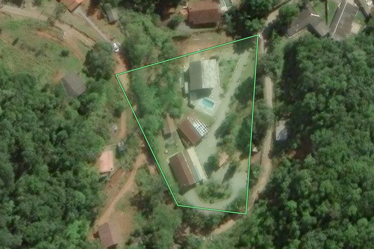 Imagem de satélite do imóvel rural em Camboriú (SC), com o contorno declarado no CAR desenhado por cima.