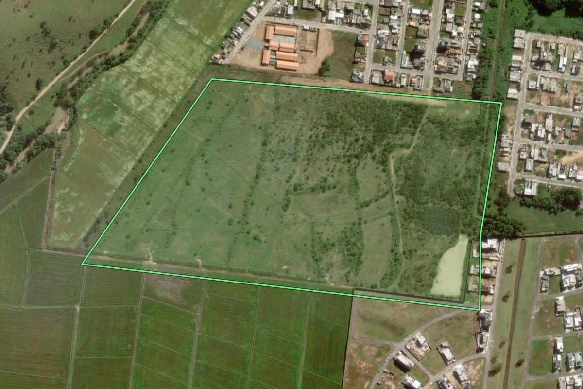 Imagem de satélite do imóvel rural em Camboriú (SC), com o contorno declarado no CAR desenhado por cima.
