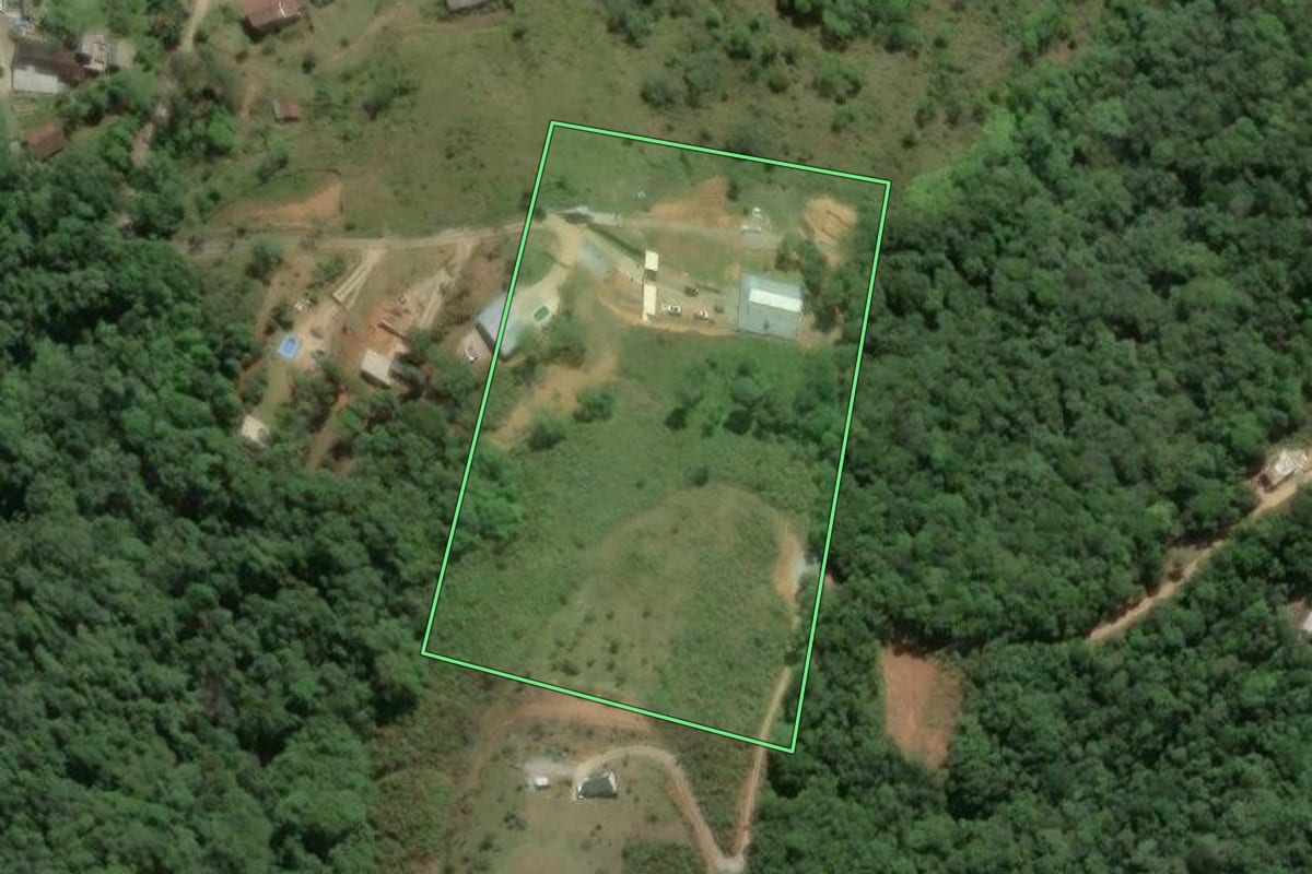 Imagem de satélite do imóvel rural em Camboriú (SC), com o contorno declarado no CAR desenhado por cima.