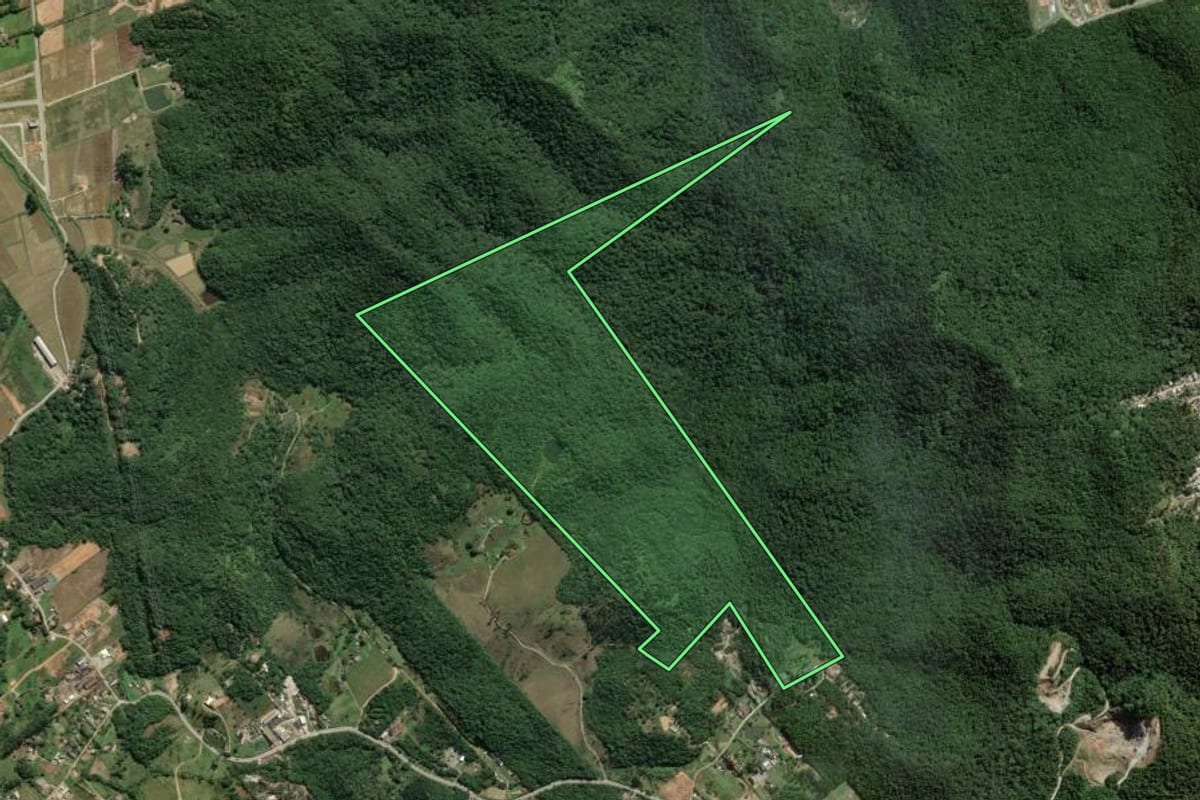 Imagem de satélite do imóvel rural em Camboriú (SC), com o contorno declarado no CAR desenhado por cima.