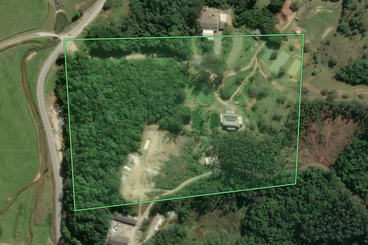 Imagem de satélite do imóvel rural em Camboriú (SC), com o contorno declarado no CAR desenhado por cima.