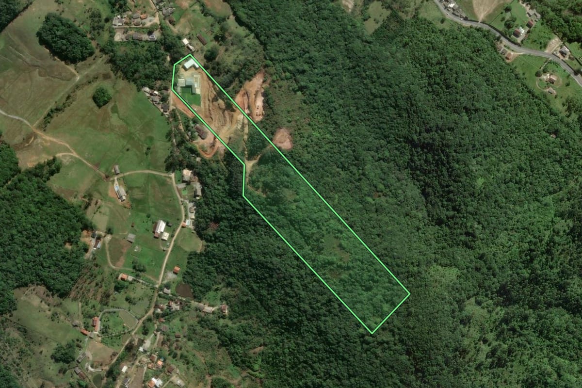 Imagem de satélite do imóvel rural em Camboriú (SC), com o contorno declarado no CAR desenhado por cima.