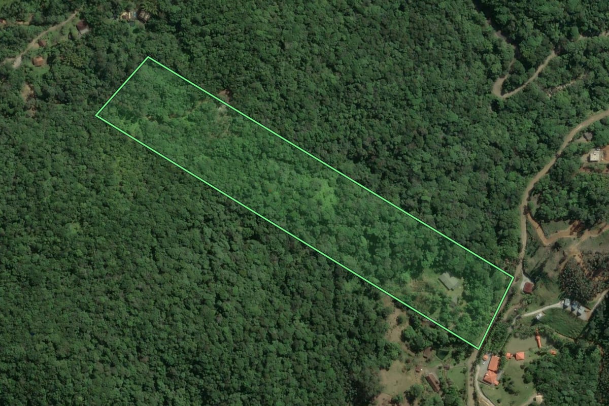 Imagem de satélite do imóvel rural em Camboriú (SC), com o contorno declarado no CAR desenhado por cima.