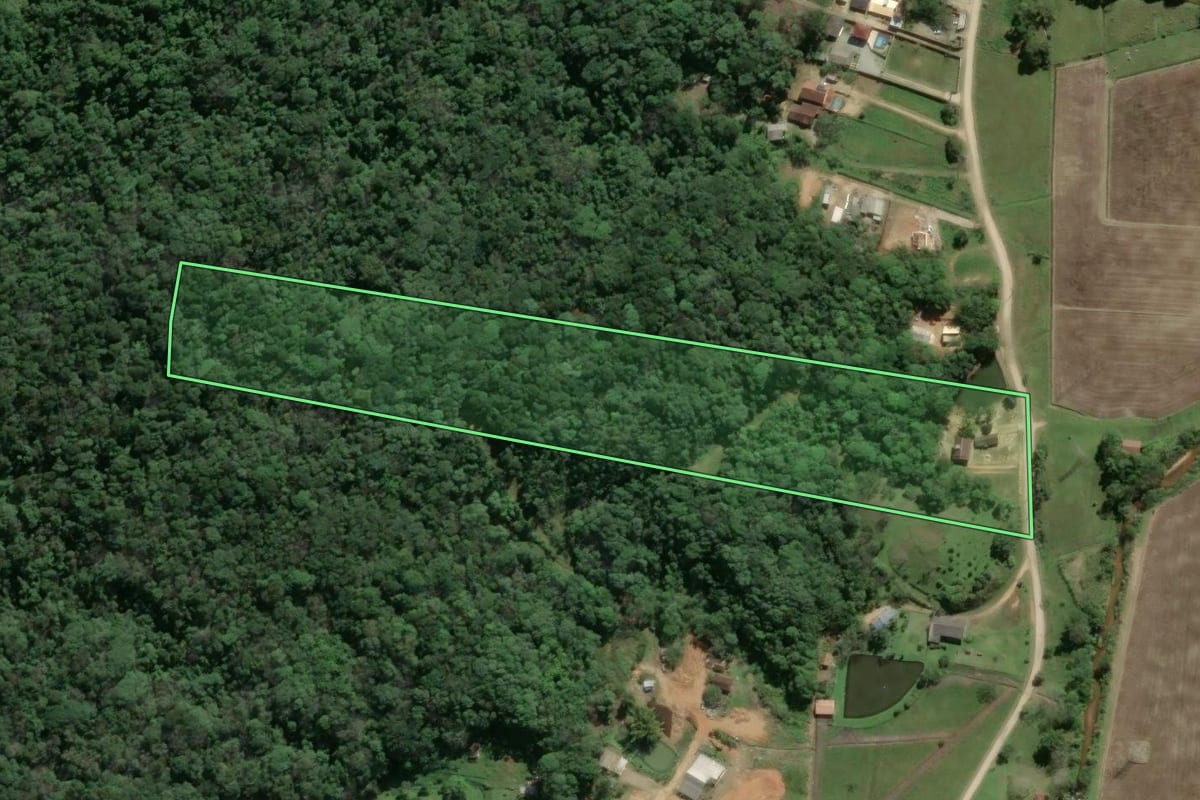 Imagem de satélite do imóvel rural em Camboriú (SC), com o contorno declarado no CAR desenhado por cima.