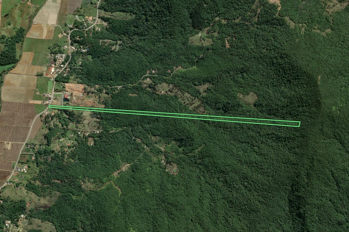 Imagem de satélite do imóvel rural em Camboriú (SC), com o contorno declarado no CAR desenhado por cima.