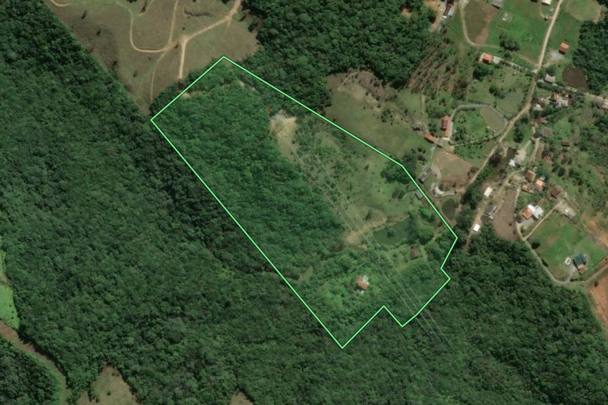 Imagem de satélite do imóvel rural em Camboriú (SC), com o contorno declarado no CAR desenhado por cima.