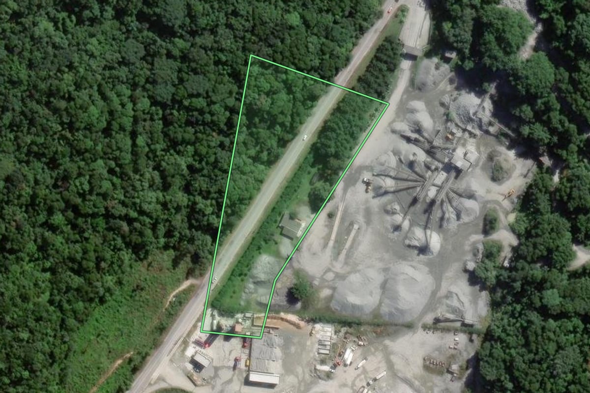 Imagem de satélite do imóvel rural em Camboriú (SC), com o contorno declarado no CAR desenhado por cima.