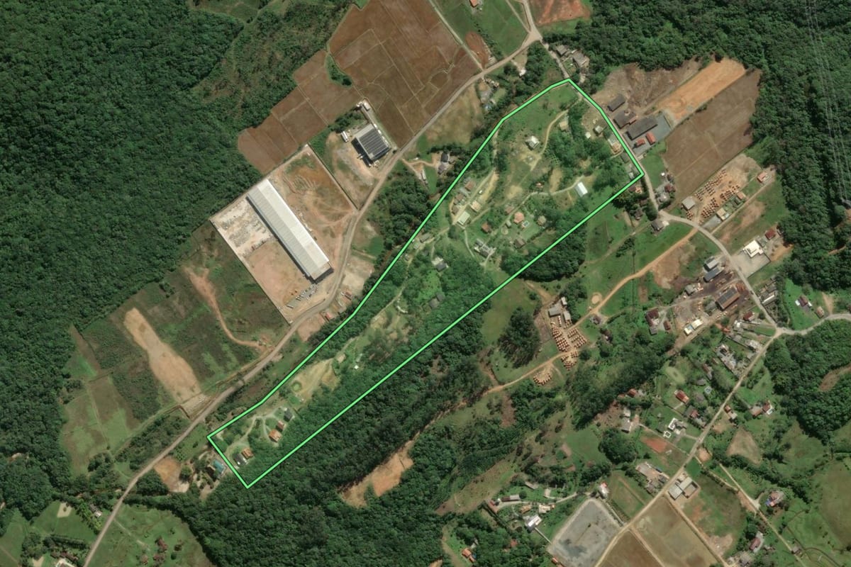 Imagem de satélite do imóvel rural em Camboriú (SC), com o contorno declarado no CAR desenhado por cima.