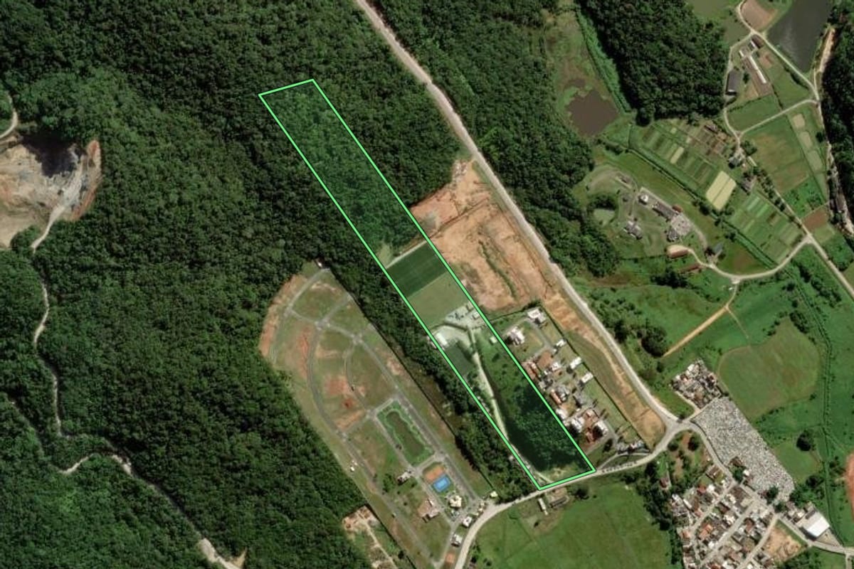Imagem de satélite do imóvel rural em Camboriú (SC), com o contorno declarado no CAR desenhado por cima.