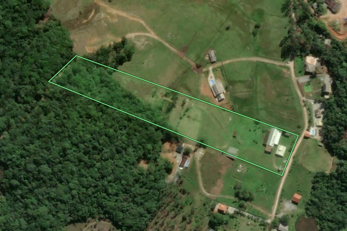 Imagem de satélite do imóvel rural em Camboriú (SC), com o contorno declarado no CAR desenhado por cima.