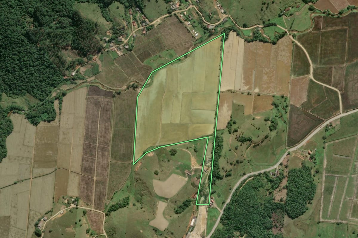 Imagem de satélite do imóvel rural em Camboriú (SC), com o contorno declarado no CAR desenhado por cima.