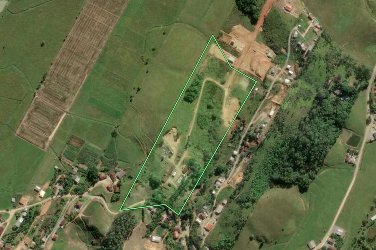 Imagem de satélite do imóvel rural em Camboriú (SC), com o contorno declarado no CAR desenhado por cima.