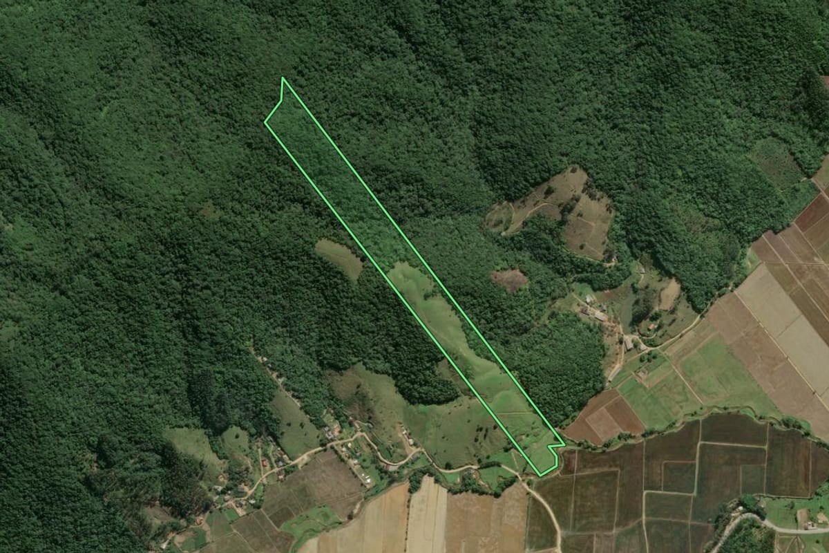 Imagem de satélite do imóvel rural em Camboriú (SC), com o contorno declarado no CAR desenhado por cima.