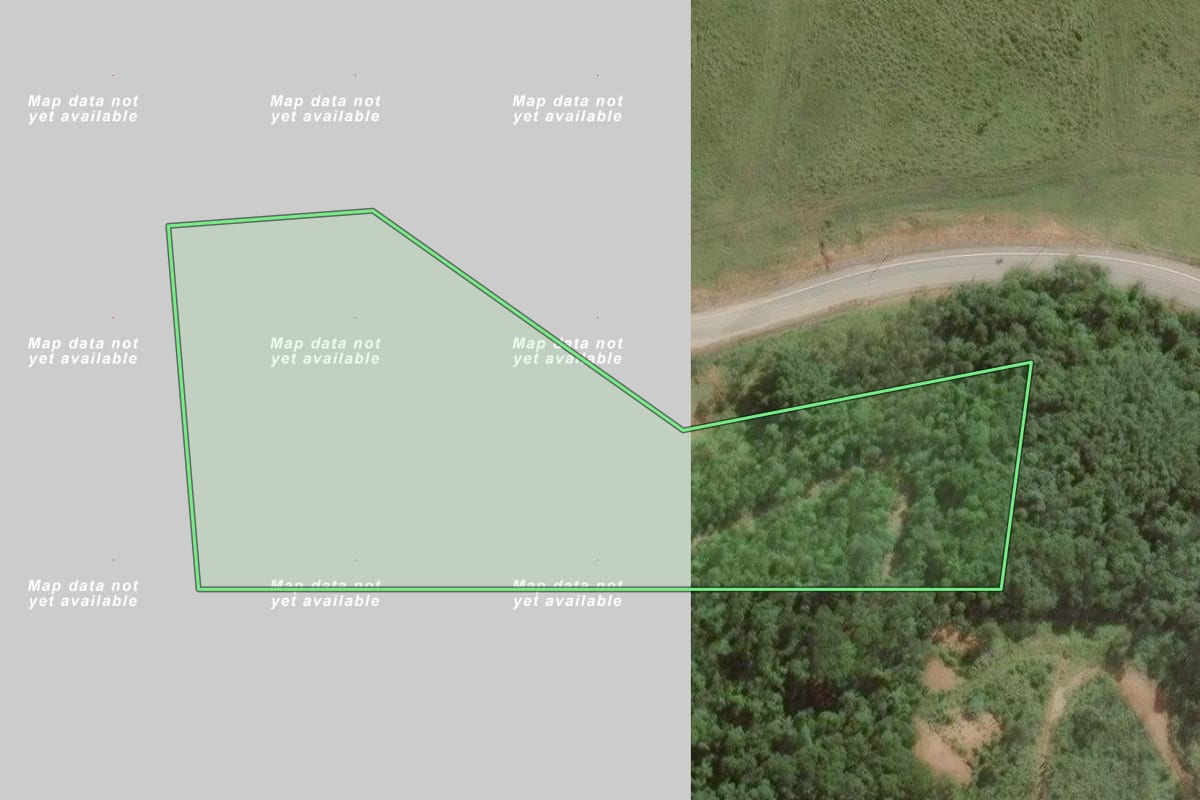 Imagem de satélite do imóvel rural em Camboriú (SC), com o contorno declarado no CAR desenhado por cima.