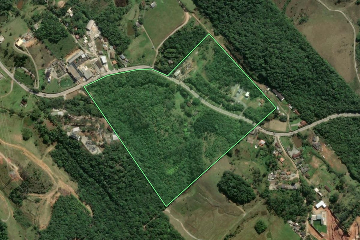 Imagem de satélite do imóvel rural em Camboriú (SC), com o contorno declarado no CAR desenhado por cima.