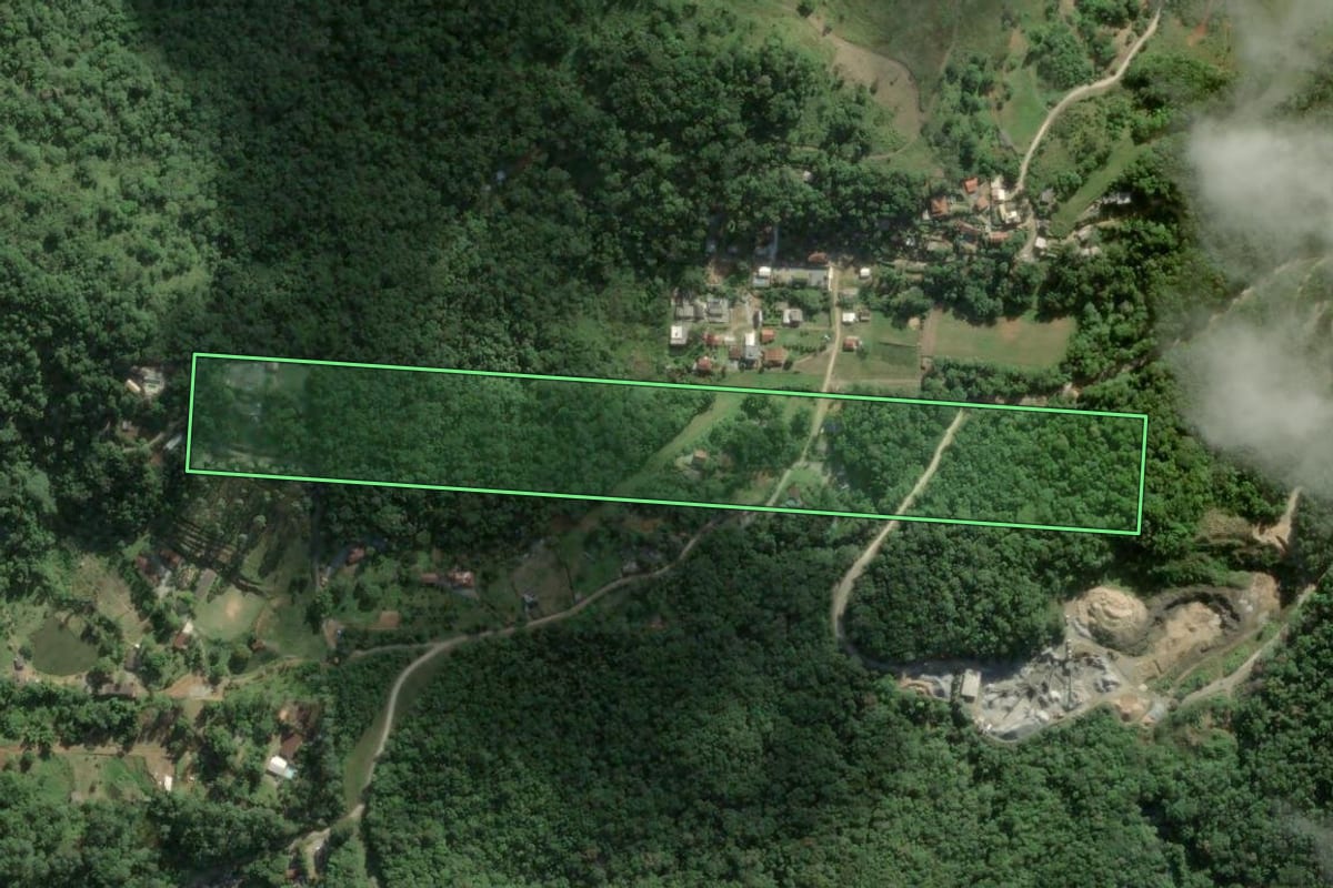 Imagem de satélite do imóvel rural em Camboriú (SC), com o contorno declarado no CAR desenhado por cima.