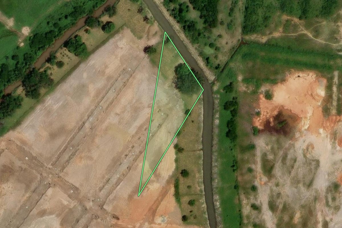 Imagem de satélite do imóvel rural em Camboriú (SC), com o contorno declarado no CAR desenhado por cima.