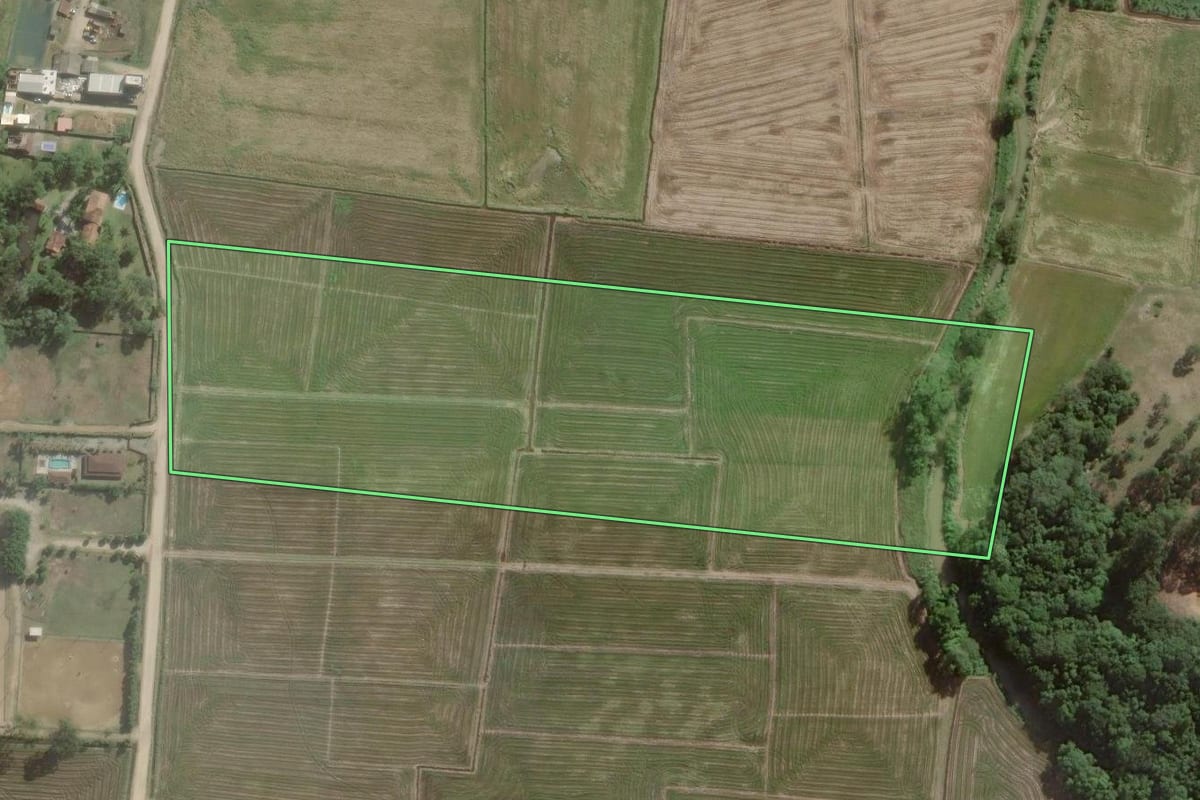 Imagem de satélite do imóvel rural em Camboriú (SC), com o contorno declarado no CAR desenhado por cima.