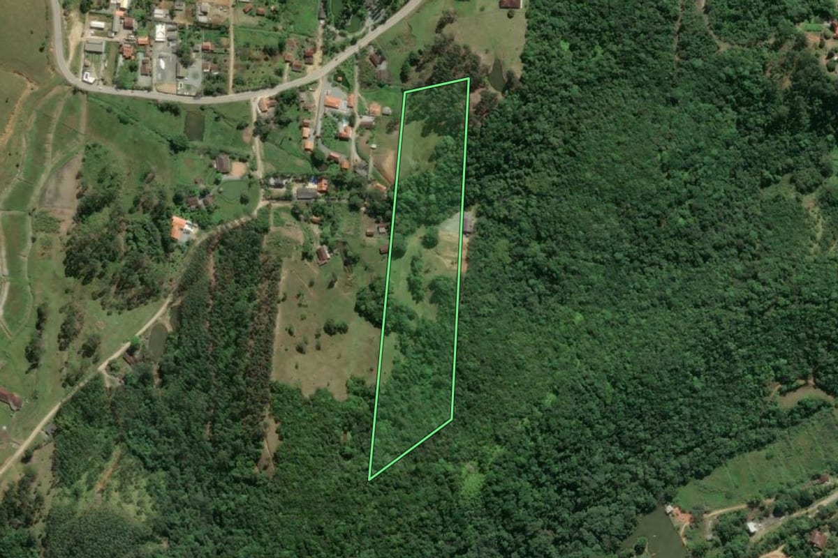 Imagem de satélite do imóvel rural em Camboriú (SC), com o contorno declarado no CAR desenhado por cima.