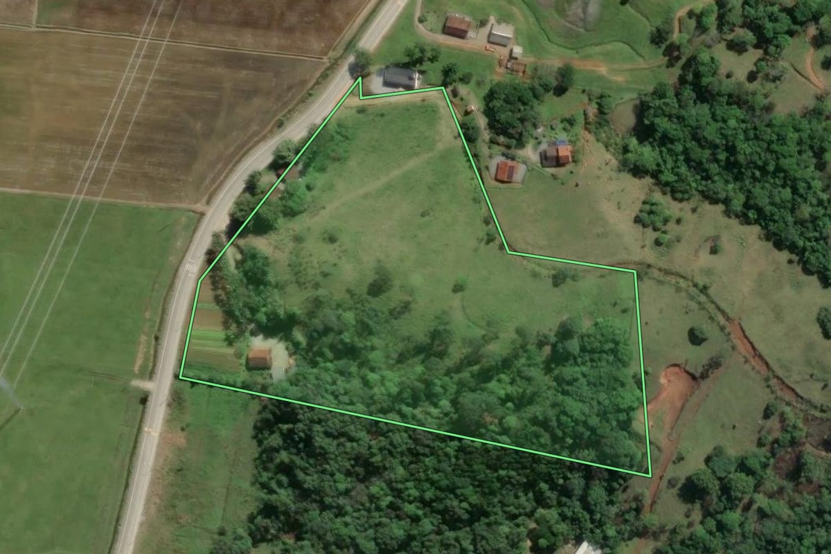 Imagem de satélite do imóvel rural em Camboriú (SC), com o contorno declarado no CAR desenhado por cima.