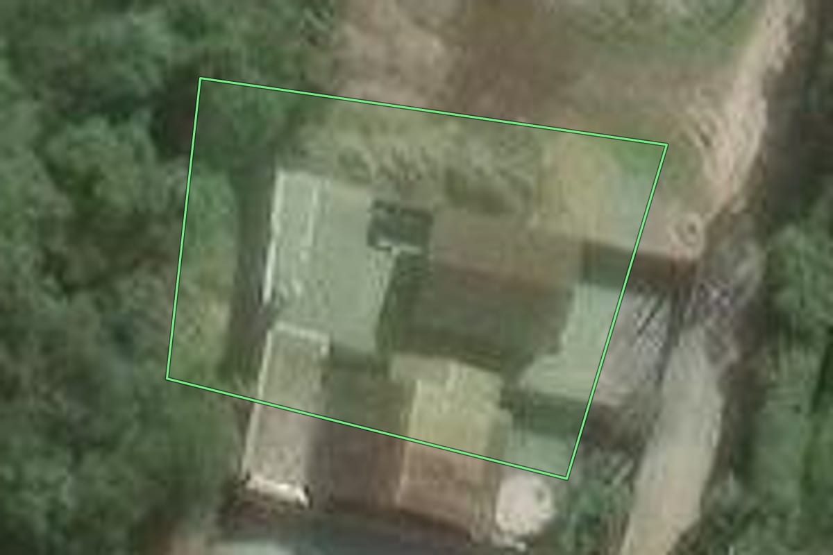 Imagem de satélite do imóvel rural em Camboriú (SC), com o contorno declarado no CAR desenhado por cima.