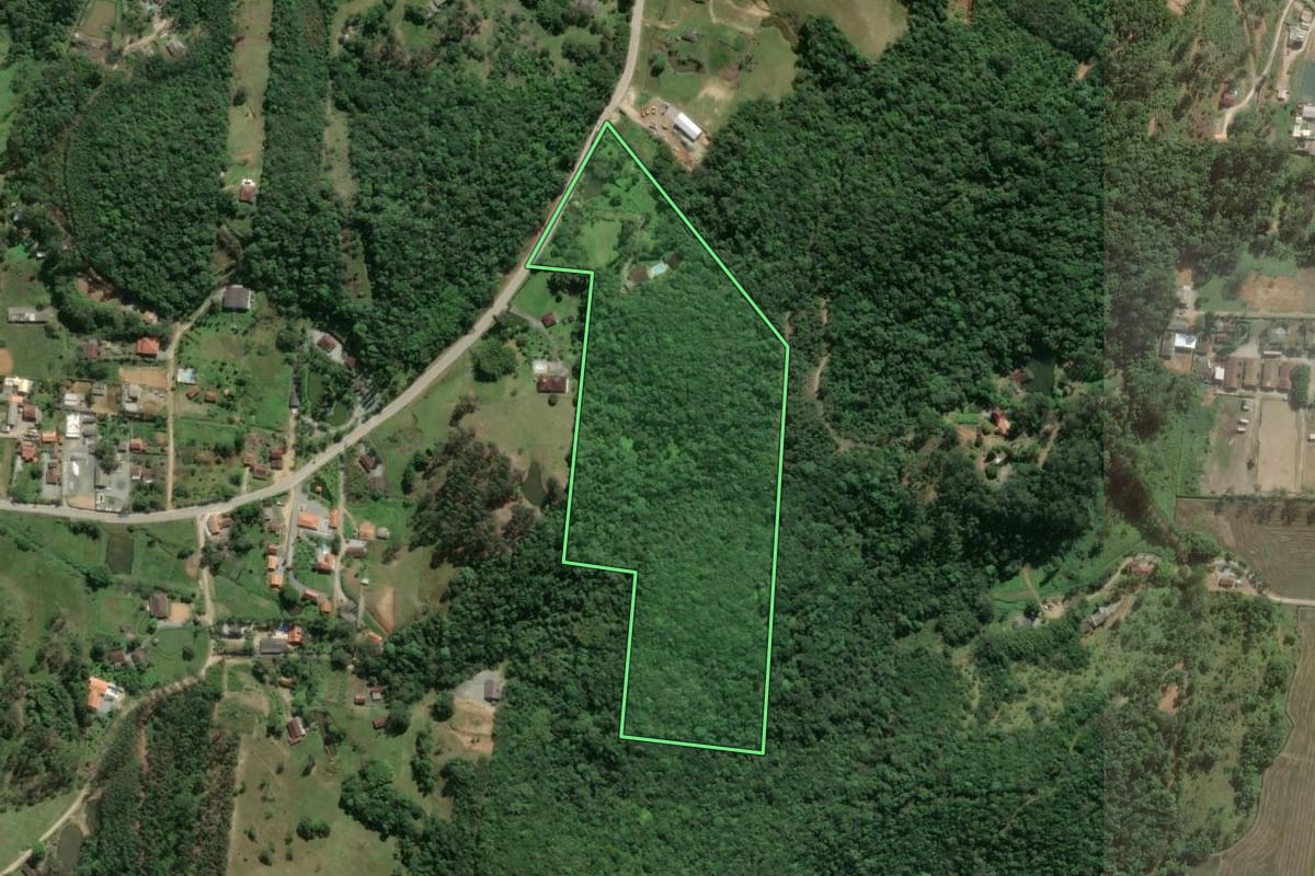 Imagem de satélite do imóvel rural em Camboriú (SC), com o contorno declarado no CAR desenhado por cima.