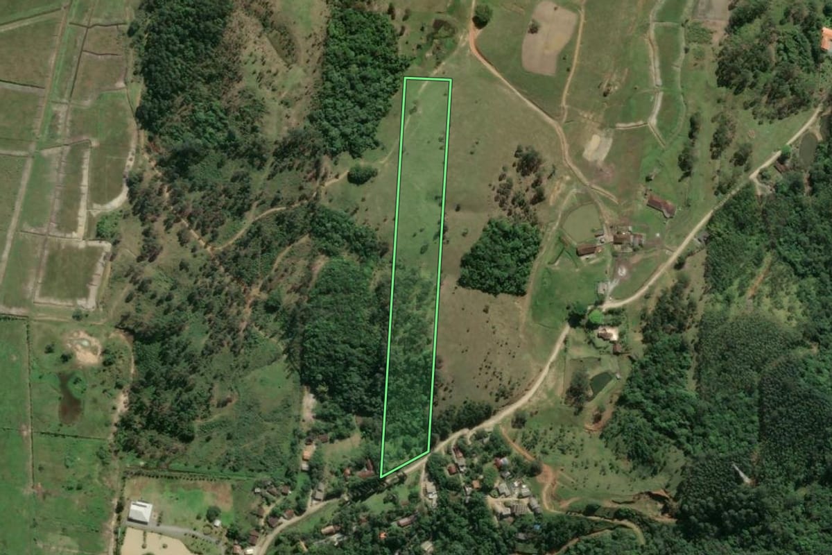 Imagem de satélite do imóvel rural em Camboriú (SC), com o contorno declarado no CAR desenhado por cima.
