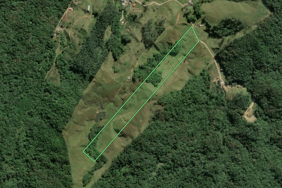 Imagem de satélite do imóvel rural em Camboriú (SC), com o contorno declarado no CAR desenhado por cima.