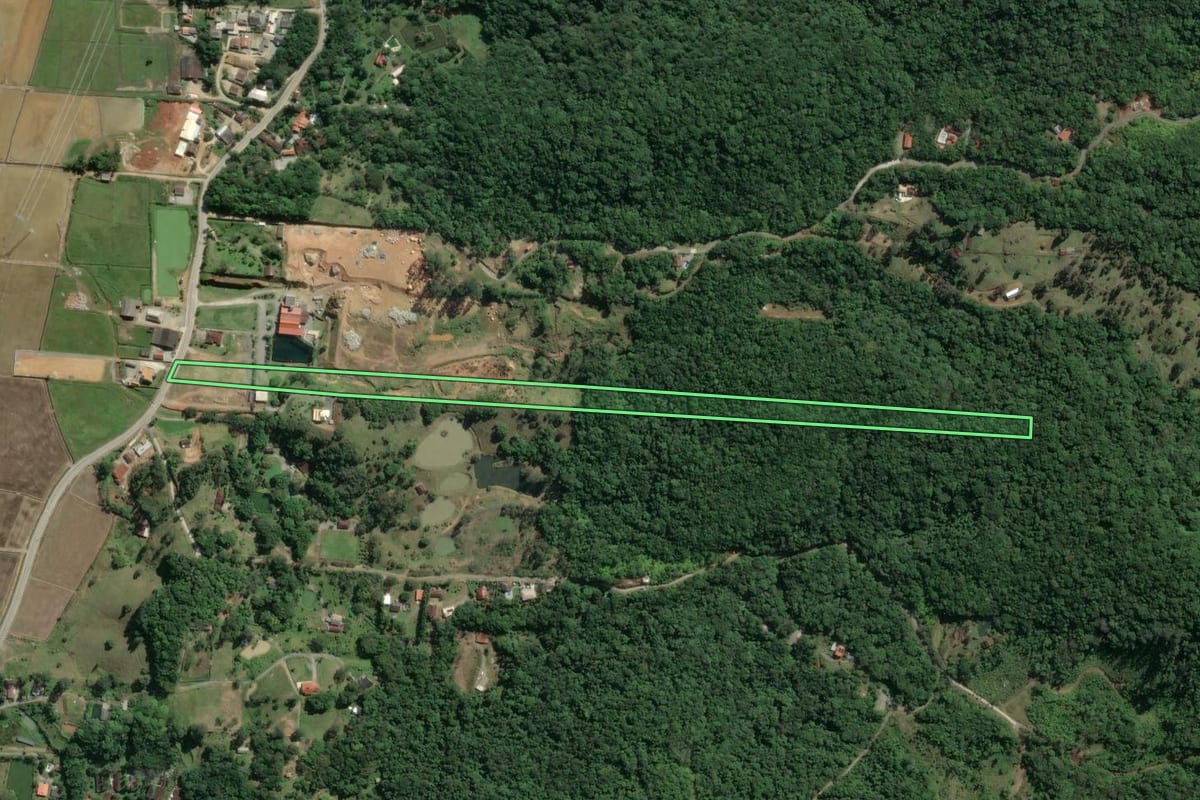Imagem de satélite do imóvel rural em Camboriú (SC), com o contorno declarado no CAR desenhado por cima.