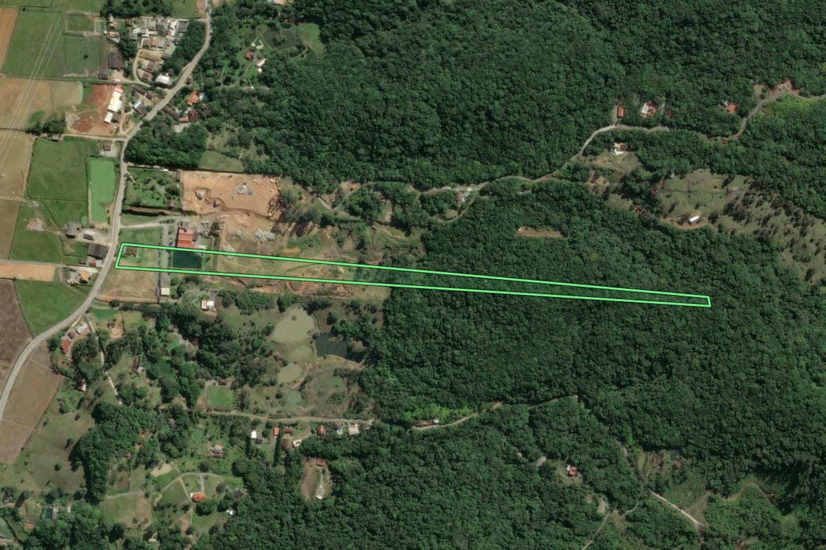 Imagem de satélite do imóvel rural em Camboriú (SC), com o contorno declarado no CAR desenhado por cima.