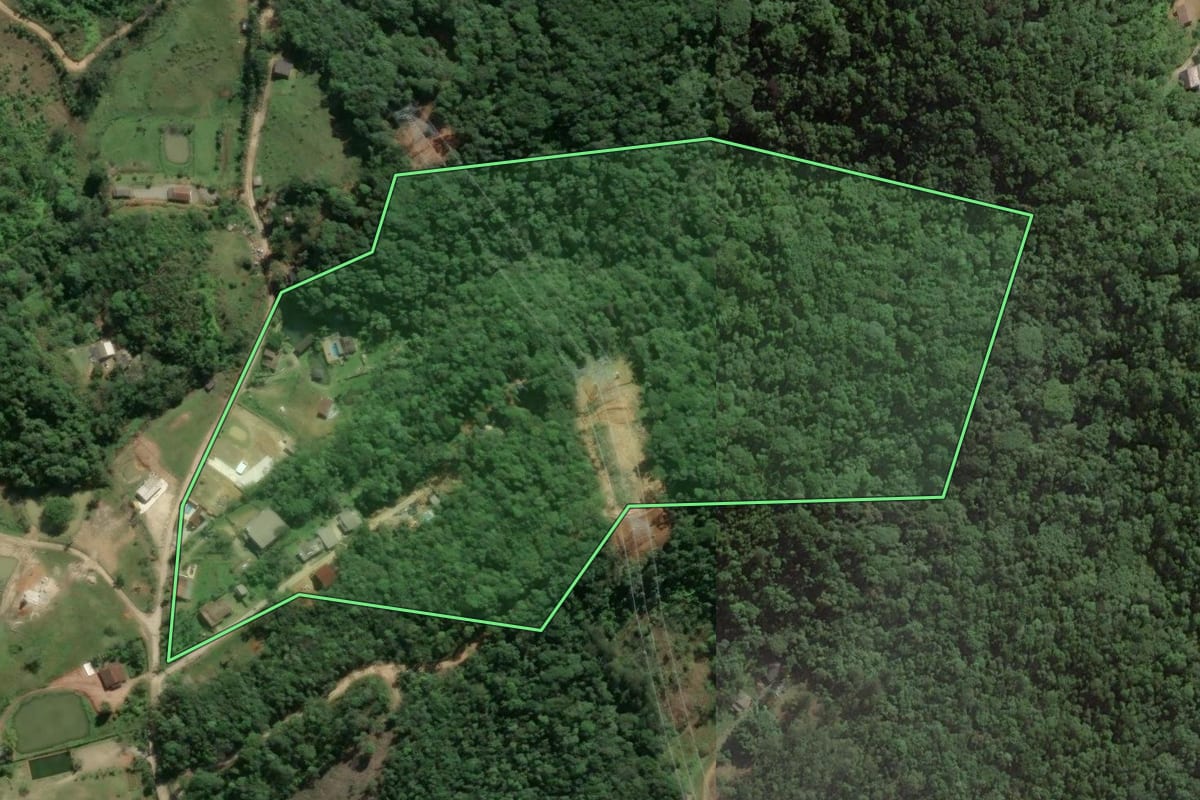 Imagem de satélite do imóvel rural em Camboriú (SC), com o contorno declarado no CAR desenhado por cima.