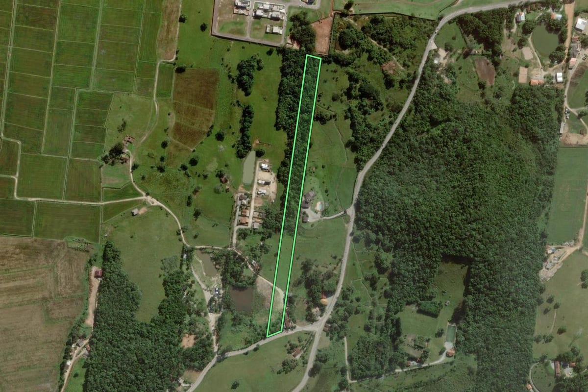 Imagem de satélite do imóvel rural em Camboriú (SC), com o contorno declarado no CAR desenhado por cima.