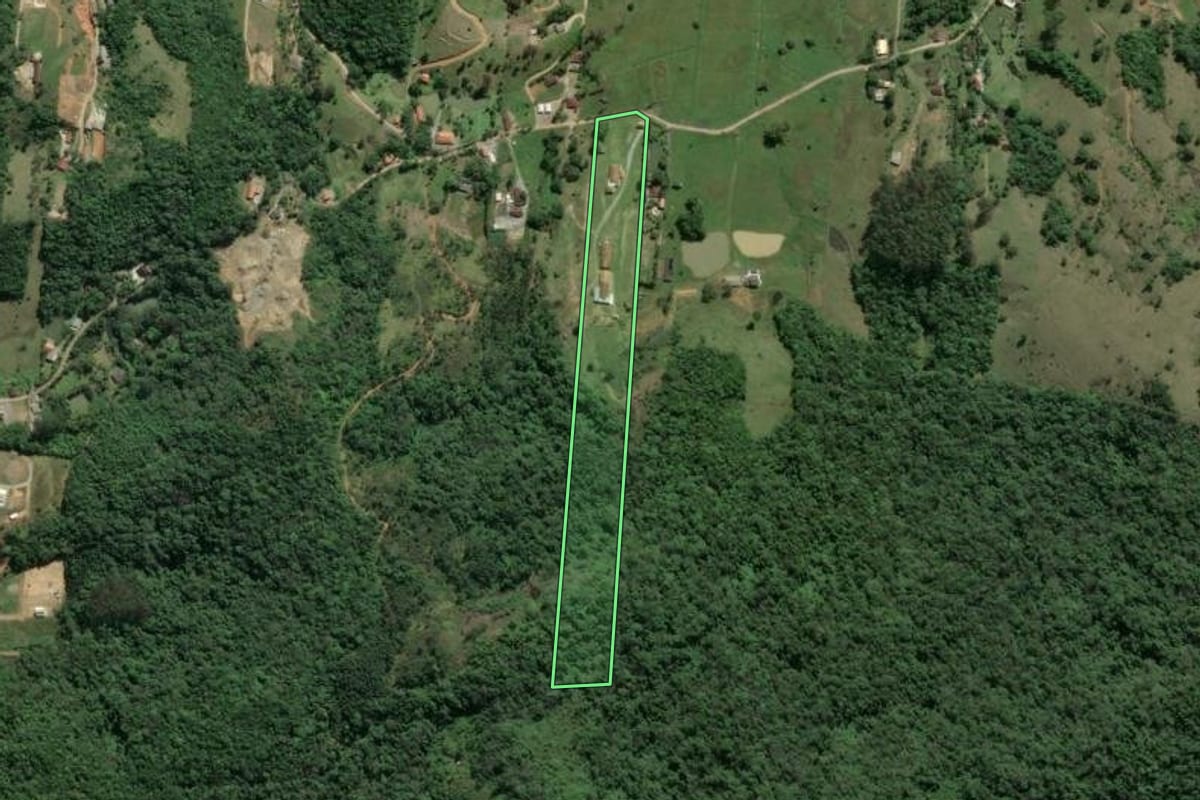 Imagem de satélite do imóvel rural em Camboriú (SC), com o contorno declarado no CAR desenhado por cima.