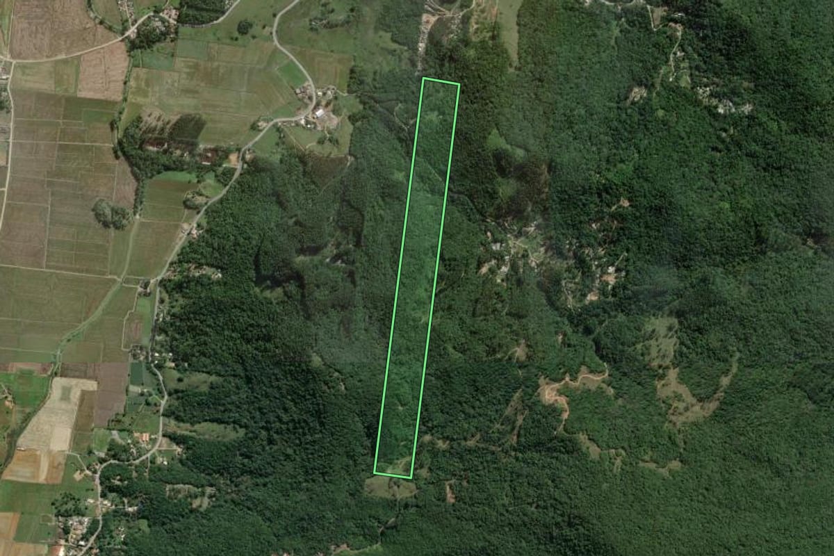 Imagem de satélite do imóvel rural em Camboriú (SC), com o contorno declarado no CAR desenhado por cima.