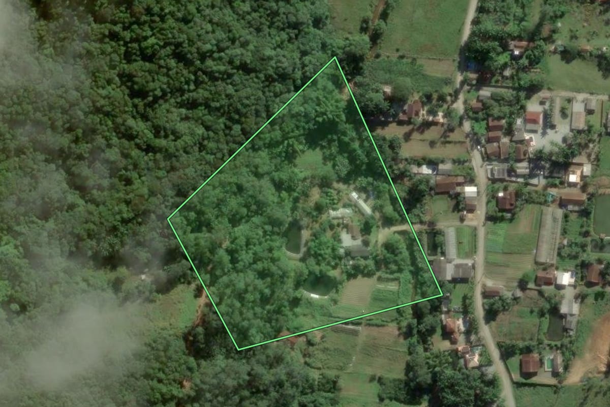 Imagem de satélite do imóvel rural em Camboriú (SC), com o contorno declarado no CAR desenhado por cima.