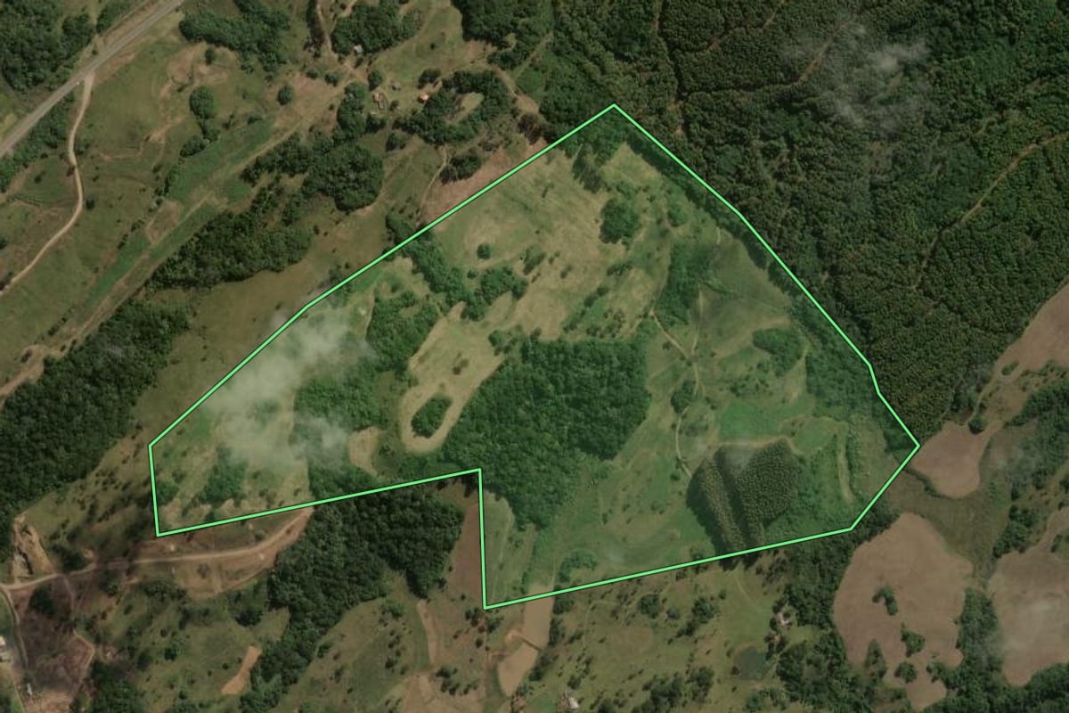 Imagem de satélite do imóvel rural em Capão Alto (SC), com o contorno declarado no CAR desenhado por cima.