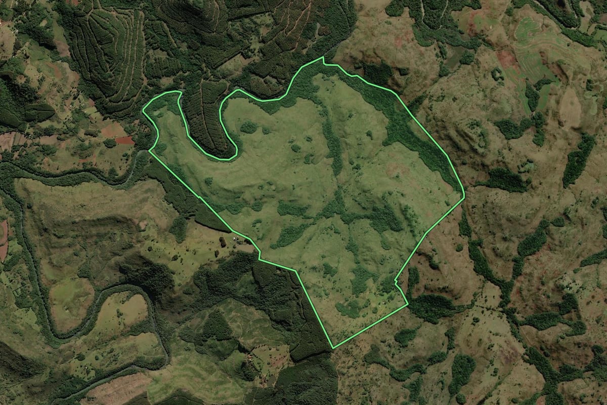 Imagem de satélite do imóvel rural em Capão Alto (SC), com o contorno declarado no CAR desenhado por cima.