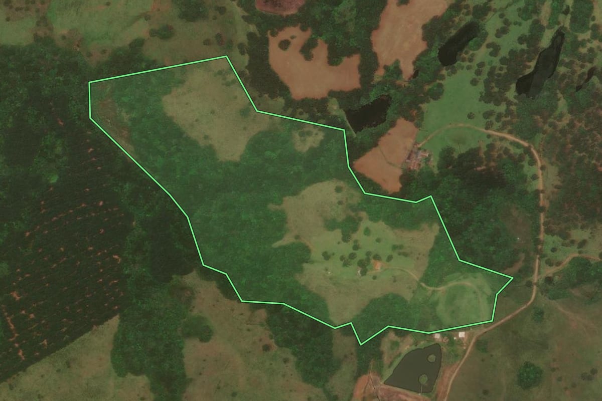 Imagem de satélite do imóvel rural em Capão Alto (SC), com o contorno declarado no CAR desenhado por cima.