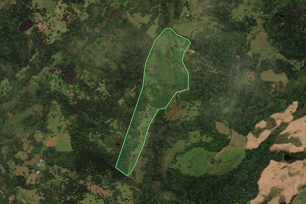 Imagem de satélite do imóvel rural em Capão Alto (SC), com o contorno declarado no CAR desenhado por cima.