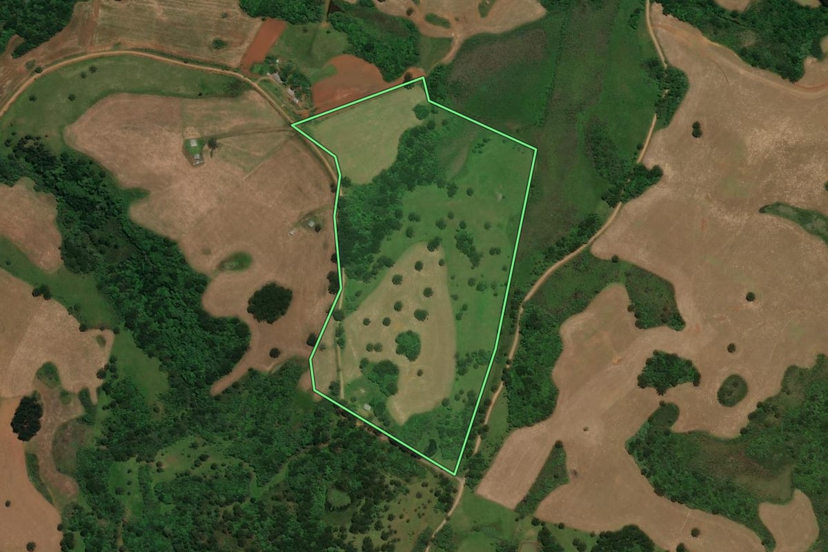 Imagem de satélite do imóvel rural em Capão Alto (SC), com o contorno declarado no CAR desenhado por cima.