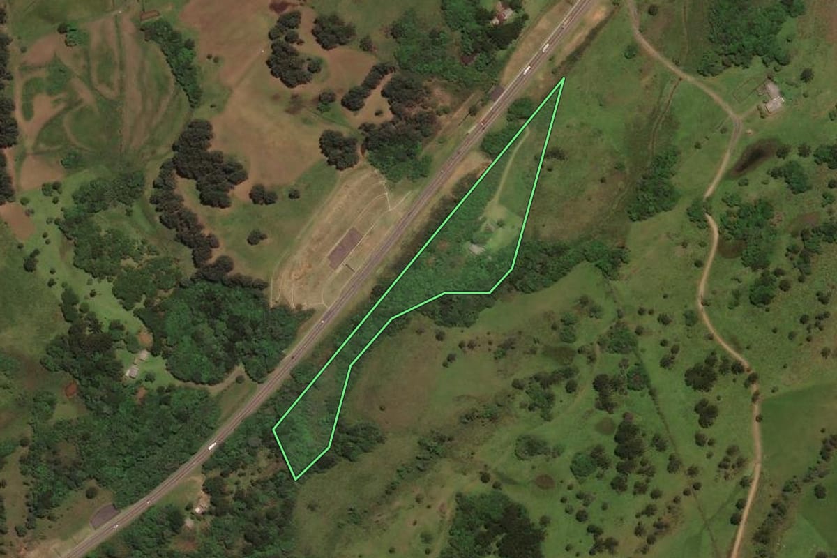 Imagem de satélite do imóvel rural em Capão Alto (SC), com o contorno declarado no CAR desenhado por cima.