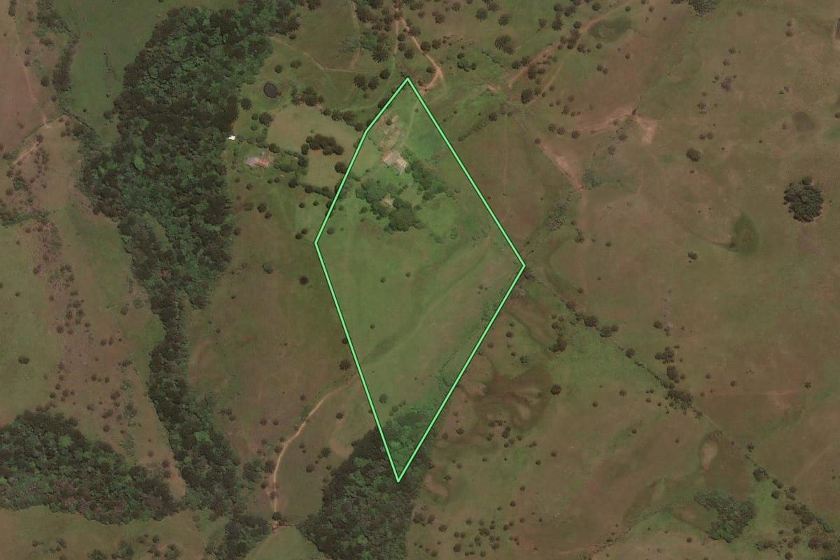 Imagem de satélite do imóvel rural em Capão Alto (SC), com o contorno declarado no CAR desenhado por cima.
