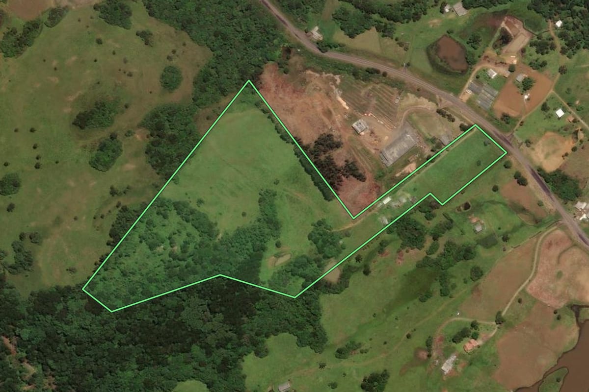 Imagem de satélite do imóvel rural em Capão Alto (SC), com o contorno declarado no CAR desenhado por cima.