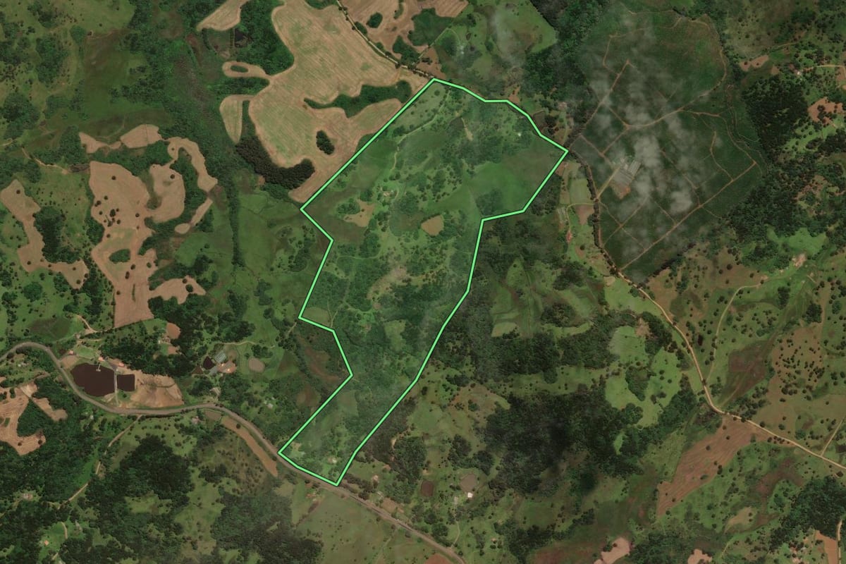 Imagem de satélite do imóvel rural em Capão Alto (SC), com o contorno declarado no CAR desenhado por cima.