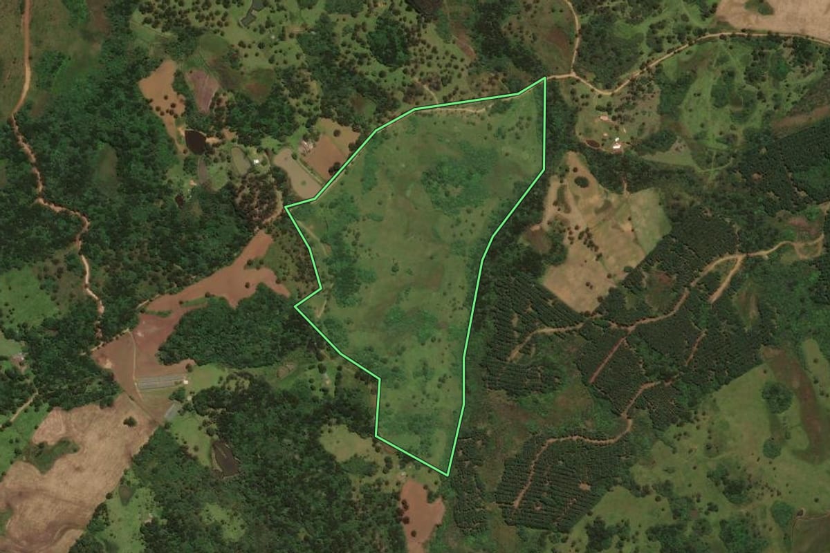 Imagem de satélite do imóvel rural em Capão Alto (SC), com o contorno declarado no CAR desenhado por cima.
