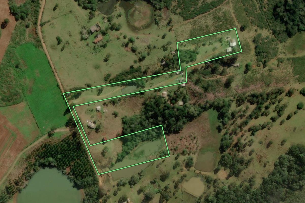 Imagem de satélite do imóvel rural em Capão Alto (SC), com o contorno declarado no CAR desenhado por cima.