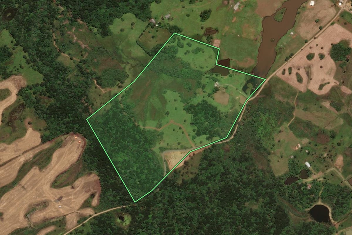 Imagem de satélite do imóvel rural em Capão Alto (SC), com o contorno declarado no CAR desenhado por cima.