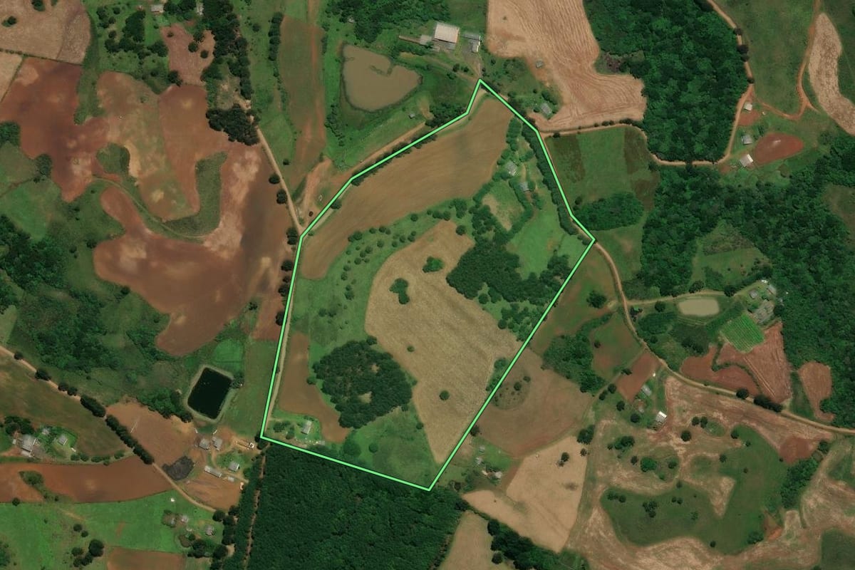 Imagem de satélite do imóvel rural em Capão Alto (SC), com o contorno declarado no CAR desenhado por cima.